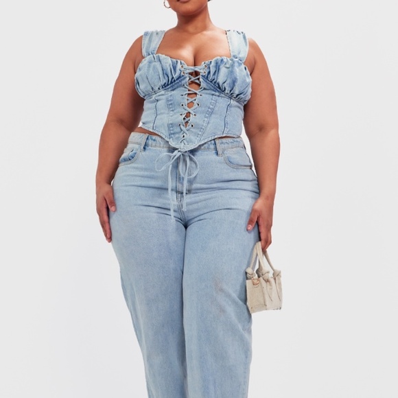 PRETTYLITTLETHING plus vintage bleach wash ruched bust detail denim lace up - Picture 3 of 5